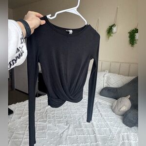 🖤ALO Long-Sleeve Twist Crop Top